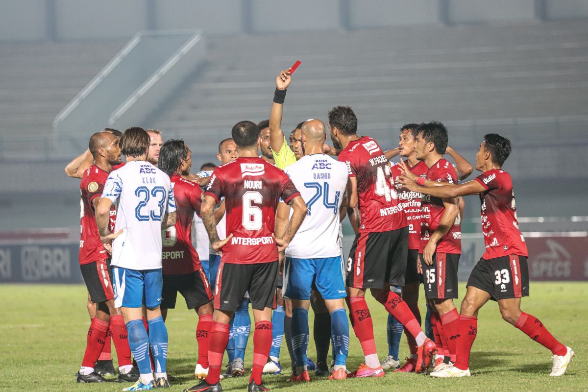 Wasit memberikan kartu merah kepada bek Bali United Leonard Tupamahu pada laga lanjutan Liga 1 2021-2022 kontra Persib Bandung di Indomilk Arena, Tangerang, pada Sabtu (18/9/2021) malam WIB.