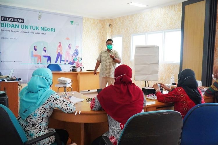 Pelatihan program Bidan Untuk Negeri secara luring di Gedung Layanan Kesehatan Cuma-cuma (LKC) Dompet Dhuafa, Ciputat, Tangerang Selatan, Banten, pada Rabu (2/6/2021). 