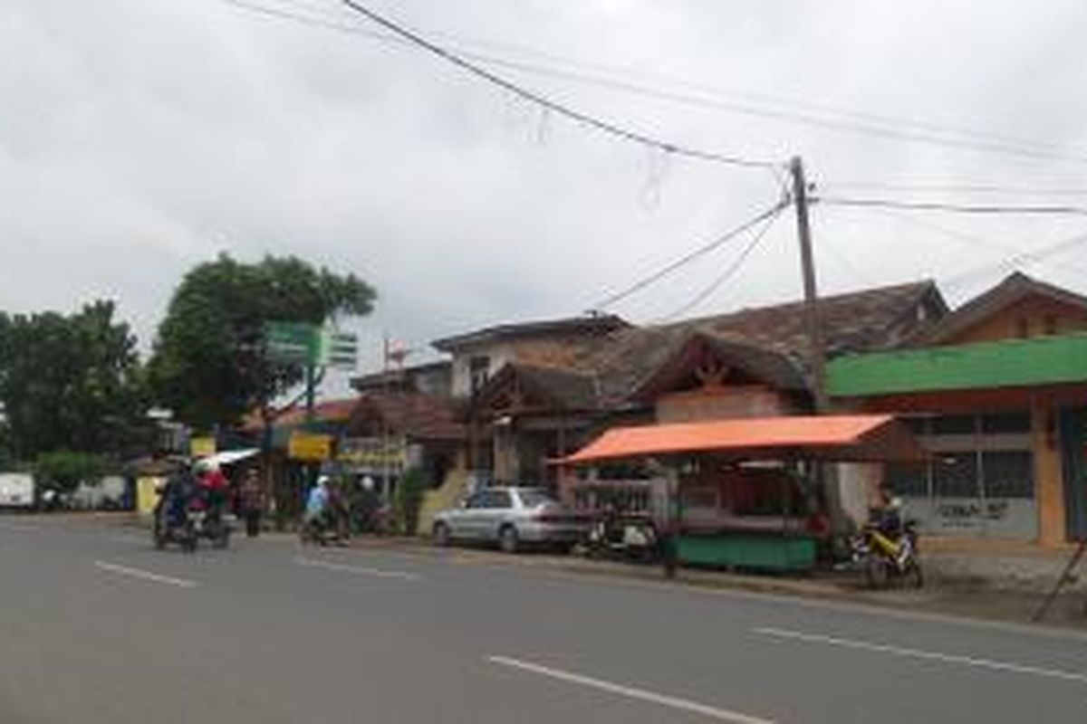 Sejumlah bangunan yang berdiri di pinggiran rel kereta Jakarta-Bogor, di Lenteng Agung, Jakarta Selatan, Selasa (27/1/2015). Diantaranya bangunan tersebut, tampak diantaranya Kantor Polisi Sub Sektor Lenteng Agung dan Kantor Pegadaian 