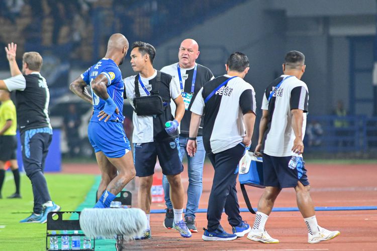 Pelatih Persib Bojan Hodak tampak menghampiri David da Silva yang harus ditarik keluar karena cedera pada pertandingan pekan ke-19 Liga 1 2024-2025 melawan Dewa United, Jumat (17/1/2024) di Stadion Gelora Bandung Lautan Api (GBLA). 