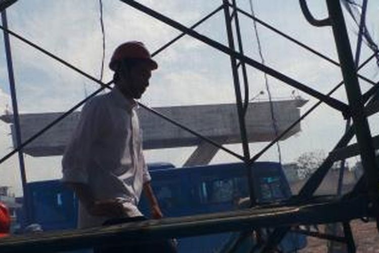 Gubernur DKI Jakarta Joko Widodo saat meninjau pengerjaan tol layang Pelabuhan Tanjung Priok, Jakarta, Rabu (16/4/2014).