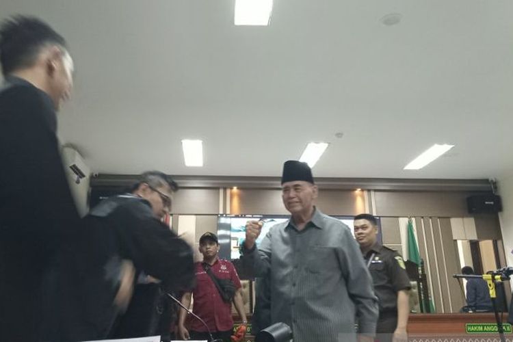 Panji Gumilang saat akan meninggalkan ruang persidangan di Pengadilan Negeri Indramayu, Jawa Barat, Rabu (8/11/2023). 