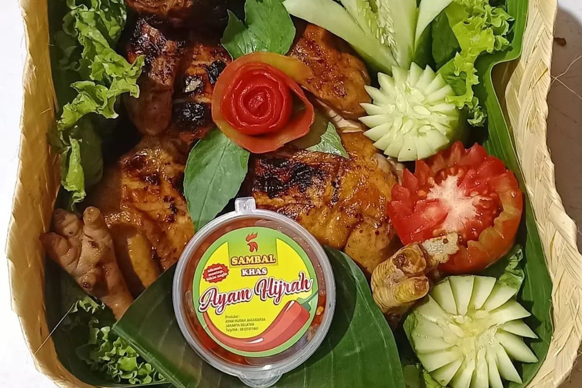 Sajian menu utama, ayam bakar madu hijrah yang dikemas dengan besek sebagai pesanan hampers.