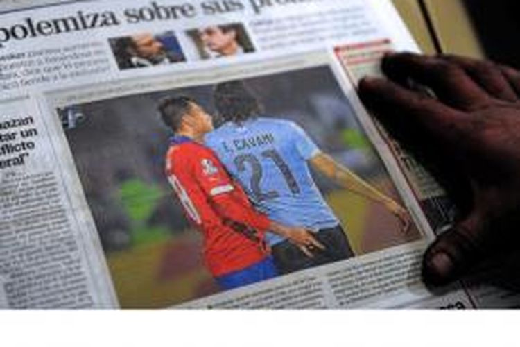 Halaman depan surat kabar Uruguay edisi Kamis (25/6/2015) yang memperlihatkan pertandingan perempat final Copa America 2015, Rabu (24/6) antara Cile dan Uruguay. Tampak bek Cile Gonzalo Jara melakukan provokasi dengan mencolek pantat Cavani, yang membuat Cavani bereaksi mendorongnya. Ini berujung kartu merah untuk Cavani.