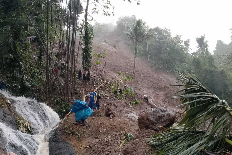 Pasangan suami istri lansia meninggal dunia usai rumahnya tertimbun longsor sebuah bukti setinggi 200 meter di Kecamatan Karangnunggal, Kabupaten Tasikmalaya, Jawa Barat, Jumat (9/6/2023).