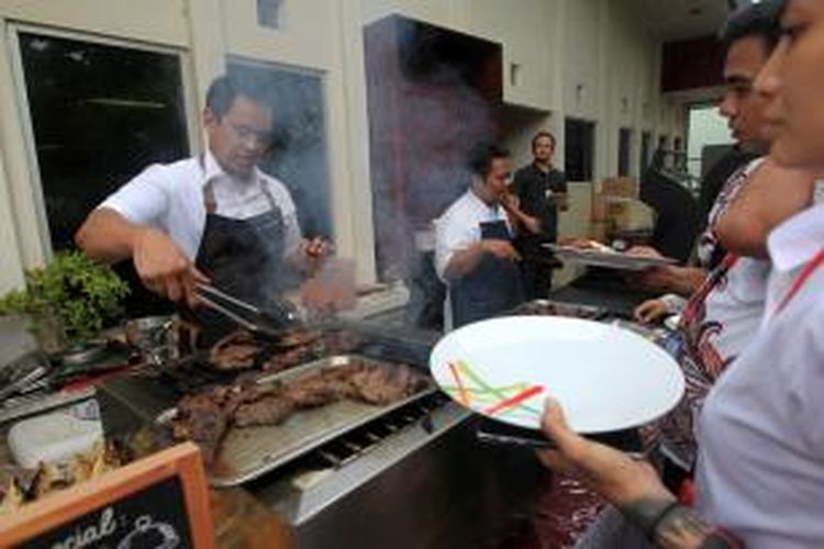 Juru masak, Fernando Sindu menunjukkan kebolehannya dalam mengolah makanan saat acara Beer-B-Q di Pabrik PT Multi Bintang Indonesia, Tangerang, Banten, Jumat (17/4/2015). Berdasar Peraturan Menteri Perdagangan (Permendag) No 06/M-DAG/PER/1/2015, mulai 16 April 2015, kebijakan larangan penjualan minuman beralkohol alias minuman keras di minimarket-minimarket di Indonesia berlaku efektif.