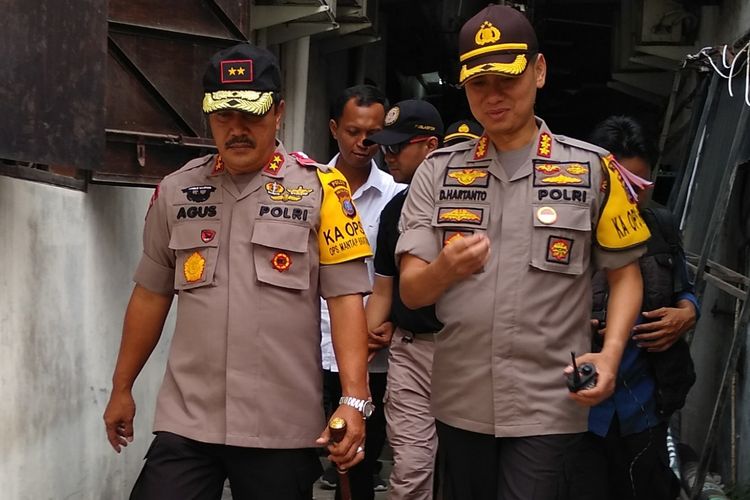 Kapolda Sumut Irjen Pol Agus Andrianto (kiri) dan Kapolrestabes Medan Kombes Pol Dr Dadang Hartanto, beberapa waktu lalu dalam sebuah kesempatan.  Kepolisian Daerah Sumatera Utara mengeluarkan maklumat tentang imbauan kepada masyarakat Sumatera Utara dalam berunjuk rasa. Di dalamnya juga disebutkan, unjuk rasa bertujuan makar diancam hukuman seumur hidup.