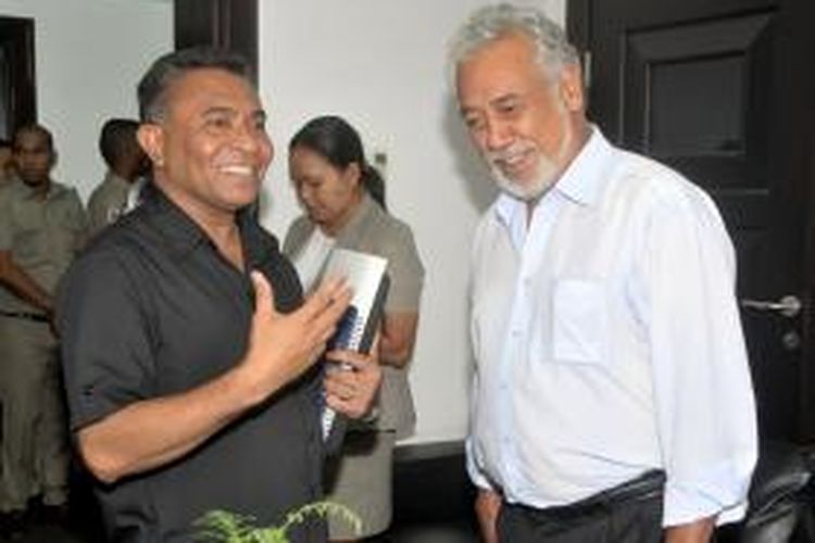 Mantan perdana menteri Timor Leste Xanana Gusmao (kanan) berbincang dengan Rui Araujo, yang saat foto ini diambil masih menjabat menteri kesehatan, di kantor perdana menteri Dili. Setelah Xanana mengundurkan diri, Rui Araujo diangkat menjadi perdana menteri baru.