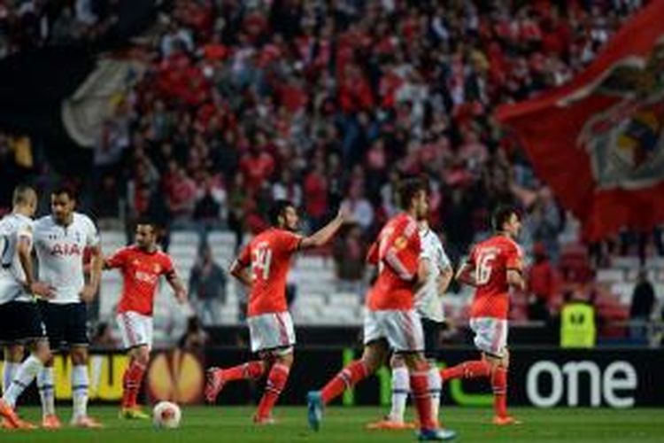 Selebrasi pemain Benfica,  Ezequiel Garay, seusai membobol gawang Tottenham Hotspur pada leg kedua 16 besar Liga Europa, Kamis (20/3/2014). 