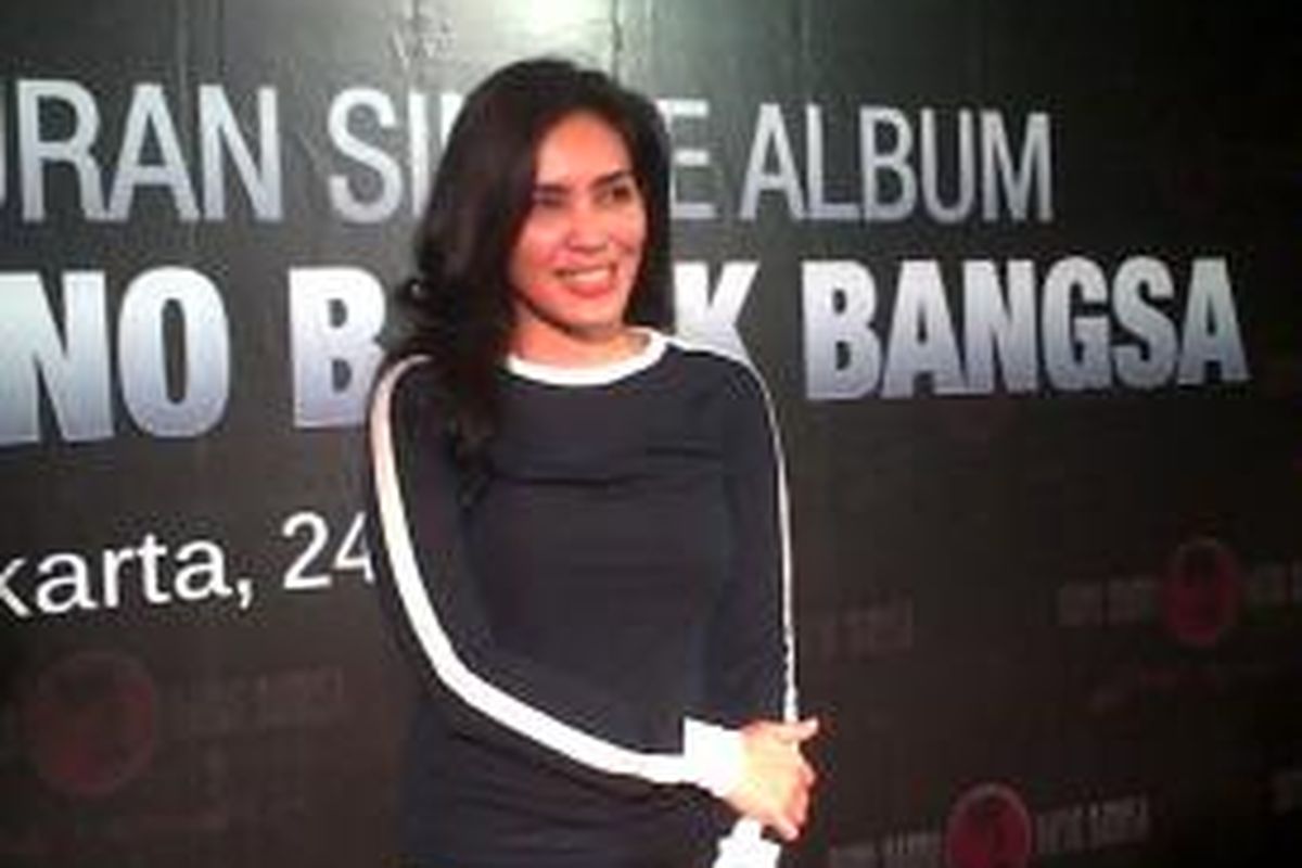 Rieke Diah Pitaloka diabadikan sesudah menghadiri acara peluncuran lagu Bung Karno Bapak Bangsa di Restoran Pulau Dua, Senayan, Jakarta Pusat, Rabu (24/6/2015) malam.