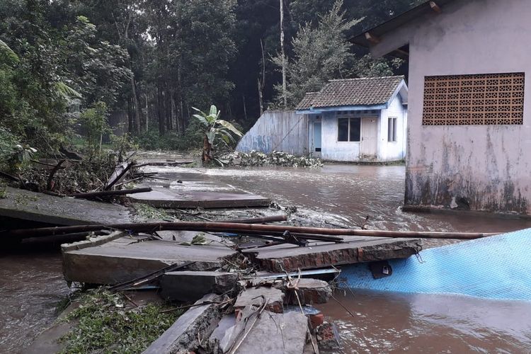 Bangunan penahan air PDAM Salatiga jebol akibat banjir