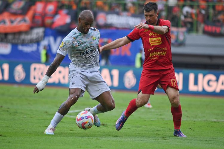 David da Silva kala dibayangi Ondrej Kudela dalam laga pekan ke-23 Liga 1 2024-2025 antara Persija vs Persib di Stadion Patriot Candrabhaga, Bekasi, Minggu (16/2/2025).