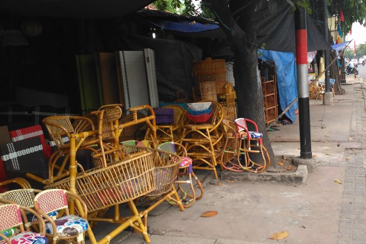 Barisan pedagan kerajinan rotan di Jalan Pramuka, Jakarta Timur, Jumat (11/8/2017).