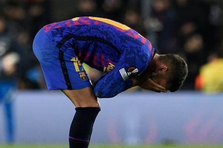 Penyerang Barcelona, Ferran Torres, tampak bersedih usai melewatkan kans mencetak gol dalam laga Liga Europa 2021-2022 kontra Napoli di Stadion Camp Nou, 17 Februari 2022.
