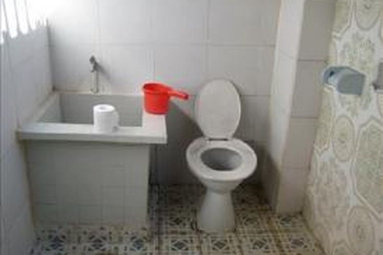 Tipikal kamar mandi orang Indonesia, toilet duduk disertai bak air.
