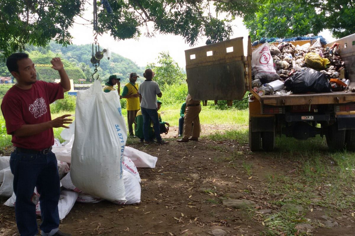 Sampah plastik terlihat dominan pada bak truk yang siap berangkat ke tempat pembuangan akhir  Kulin Progo, DI Yogyakarta. BKSDA Yogyakarta dan puluhan relawan mengumpulkan sampah itu dari sepanjang jalan yang membelah hutan Suaka Margasatwa Sermo di Kulon Progo.