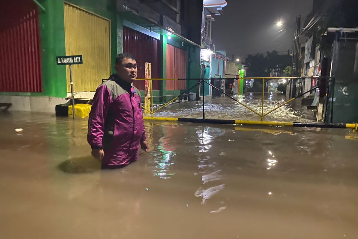 Suasana banjir di Komplek Maharta Pamulang, Tangerang Selatan, pada Sabtu (10/9/2022) malam