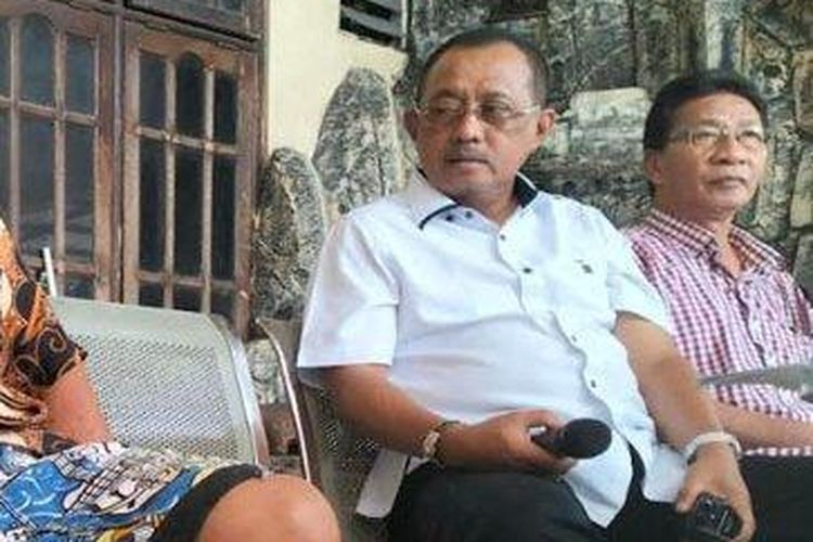 Wakil Wali Kota Surabaya, Armuji (kanan), saat bertemu pelaku penggelapan dana koperasi