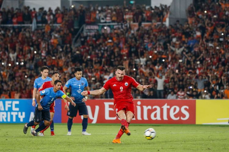 Pemain Persija Jakarta Marko Simic melakukan tendangan titik penalti saat Penyisihan grup AFC CUP 2018 di Stadion Utama Gelora Bung Karno, Jakarta, Selasa (10/4/2018). Persija menang dengan skor 4-0.