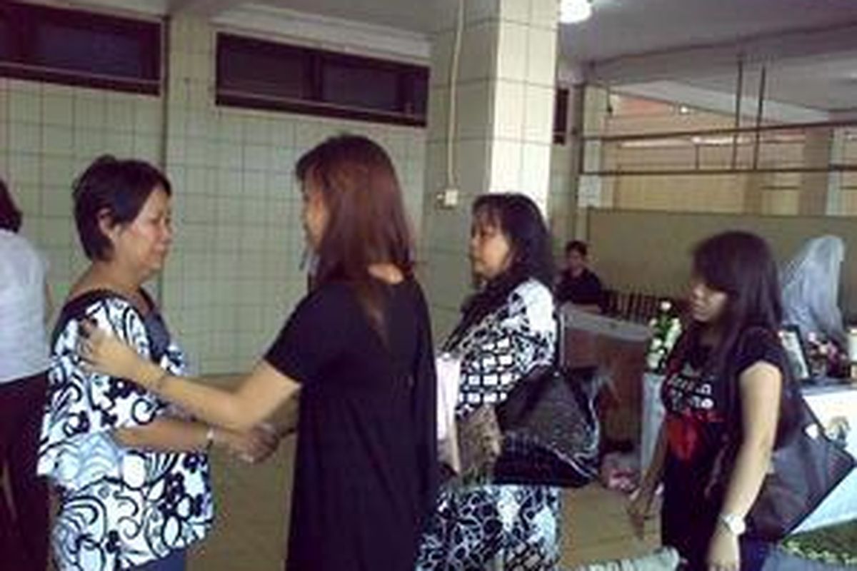 Selain dikenal sebagai sosok yang periang dan ceplas-ceplos, almarhum Maria Fransisca Bernadette Elen Sutjiadi juga teman curahan hati (curhat) yang baik.