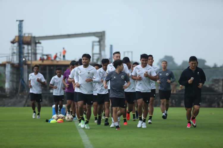 Untuk persiapan Piala AFF 2022, Timnas Indonesia senior melakukan TC di Bali. Pemain mulai latihan hari pertama di Training Ground Bali United, Pantai Purnama Gianyar, Senin (28/11/2022) sore. Artikel ini berisi link live streaming timnas Indonesia vs Kamboja.
