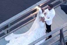 Jennifer Lopez Kenakan Gaun Rancangan Ralph Lauren di Resepsi Pernikahan 