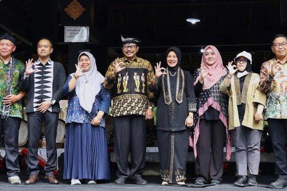 Suasana kemeriahan festival geopark Bojonegoro 2025 yang di selenggarakan di wisata Kayangan Api Desa Sendangharjo Kecamatan Ngasem, Bojonegoro.