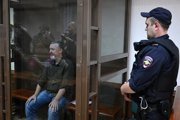 Igor Girkin (Strelkov), mantan komandan militer tertinggi Republik Rakyat Donetsk yang memproklamirkan diri sebagai blogger nasionalis, yang ditahan pada Juli dan ditahan untuk menunggu persidangan atas tuduhan ekstremisme, duduk di dalam sel tahanan kaca saat sidang untuk mempertimbangkan banding atas penahanan pra-sidangnya di Moskow, 29 Agustus 2023. Pada Kamis (31/8/2023), dia menyatakan ingin maju dalam Pilpres Rusia tahun depan.