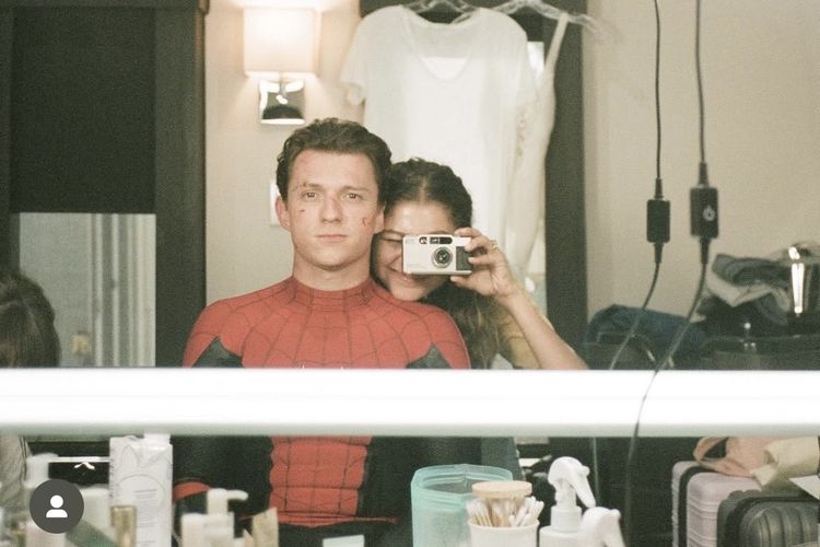 Tom Holland Ungkap Kehidupan di Rumah Bersama Zendaya: “Kami Sudah Merajut”