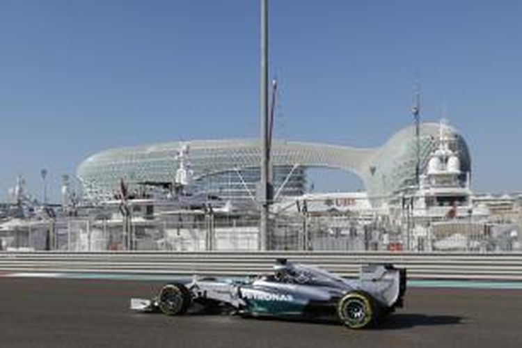 Pebalap Mercedes asal Jerman, Nico Rosberg, membalap di Sirkuit Yas Marina pada sesi latihan ketiga GP Abu Dhabi, Sabtu (22/11/2014). 