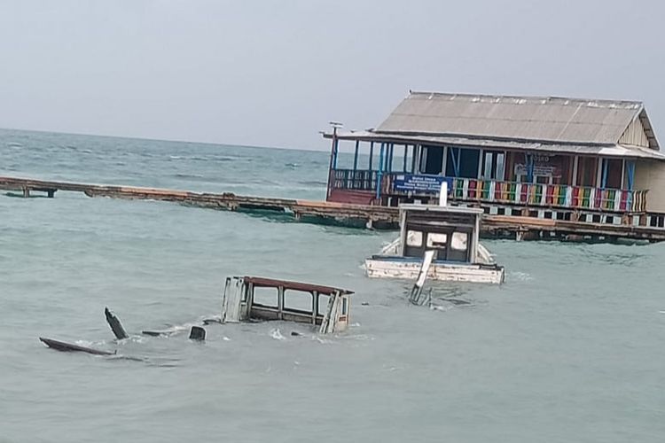 Kondisi dermaga dan kapal yang karam di Pulau Bukulimau, Beltim, Senin (6/12/2021).