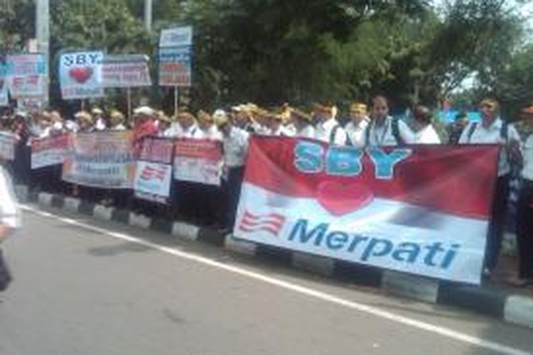 Ratusan Karyawan Merpati Nusantara melakukan aksi unjuk rasa di Kementrian Keuangan, Rabu (13/8/2014).