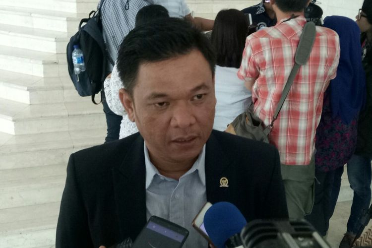 Wasekjen Golkar Ace Hasan Syadzily di Kompleks Parlemen