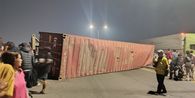 Truk Muatan 27 Ton Terguling Saat Nanjak Flyover Kranji Bekasi, Polisi Selidiki Dugaan Overload