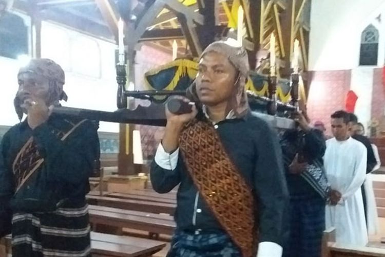 Para peziarah mengikuti prosesi Logu Senhor di Gereja Santo Ignatius Loyola (Gereja Tua Sikka), Kampung Sikka, Kecamatan Lela, Kabupaten Sikka, Nusa Tenggara Timur, Jumat (19/4/2019) malam.