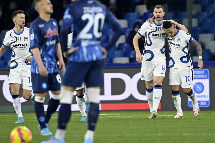 Penyerang Inter Milan, Edin Dzeko, merayakan gol ke gawang Napoli pada laga lanjutan Liga Italia, Minggu (13/2/2022).