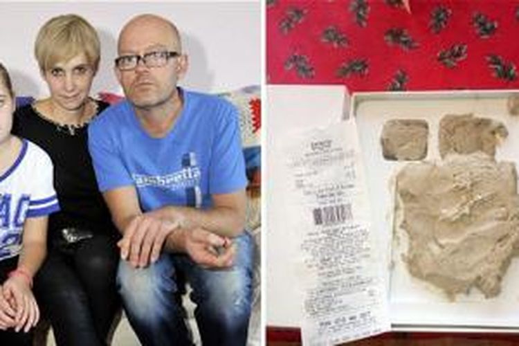 Colin Marsh bersama anak dan istrinya menunjukkan isi kotak iPad yang dibelinya di Tesco.