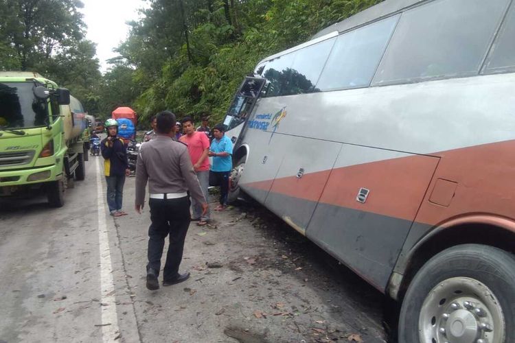 Bus pariwisata yang membawa rombongan siswa SMA 6 Padang alami tabrakan beruntun, Rabu (11/12/2019) di jalan raya Padang-Solok.