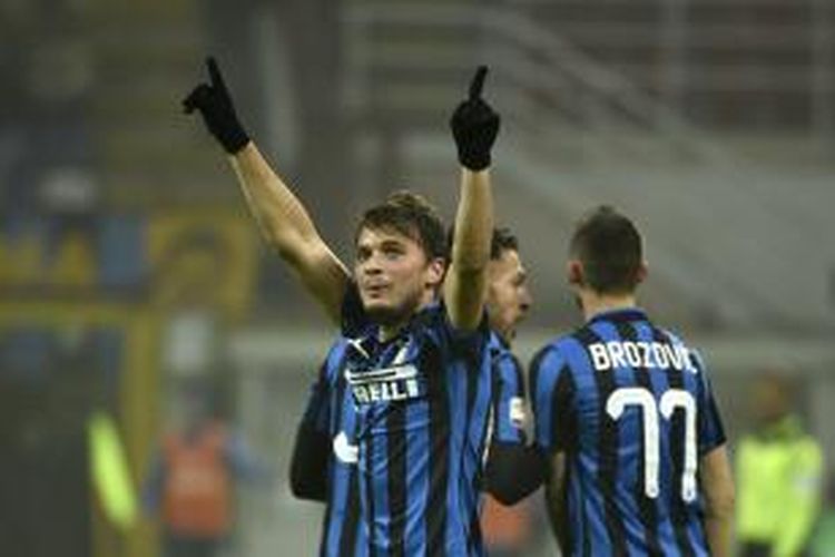 Pemain Inter Milan, Adam Ljajic, melakukan selebrasi usai mencetak gol ke gawang Genoa pada laga lanjutan Serie A di Stadion Giuseppe Meazza, Sabtu (5/12/2015) waktu setempat. 