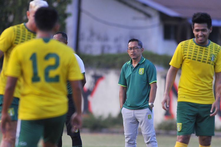 Pelatih baru Persebaya Surabaya Aji Santoso saat latihan rutin di Lapangan Mapolda Jatim, Surabaya, Kamis (31/10/2019) sore.
