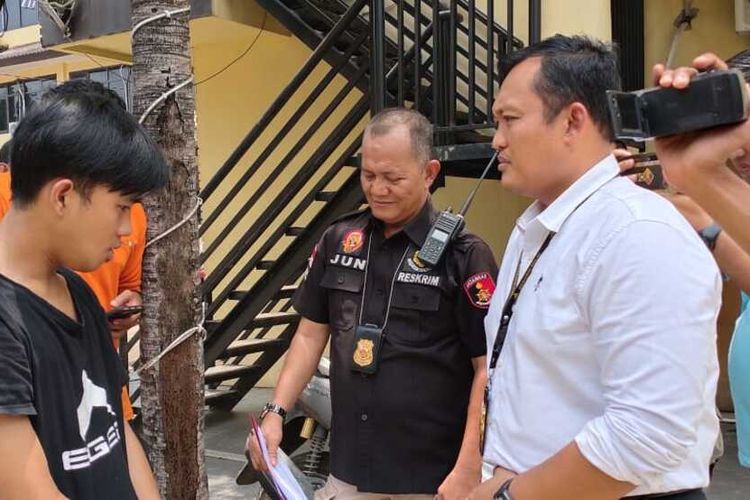 Satu dari tiga pelaku penjambretan yang ditangkap Polda Sumatera Selatan, saat akan menggelar pesta seks. Dari hasil pemeriksaa, kompolotan ini telah beraksi sebanyak 30 kali di Palembang, Jumat (13/3/2020).