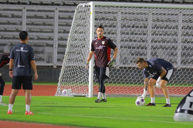 Kiper Timnas Indonesia, Emil Audero Mulyadi, berlatih di sesi open training di Stadion Madya, Senayan, pada Senin (2/6/2025) jelang laga Kualifikasi Piala Dunia 2026 Zona Asia kontra China.