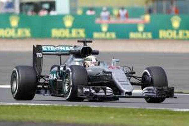 Pebalap Mercedes asal Inggris, Lewis Hamilton, memacu mobilnya pada sesi latihan kedua GP Inggris, di Sirkuit Silverstone, Jumat (8/7/2016).