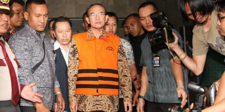 Mantan Menteri Agama Suryadharma Ali ditahan oleh Komisi Pemberantasan Korupsi, Jakarta, Jumat (10/4/2015). Suryadharma yang sebelumnya telah ditetapkan sebagai tersangka oleh Komisi Pemberantasan Korupsi diduga terlibat kasus korupsi penyelenggaraan haji di Kemenag pada tahun 2012-2013.