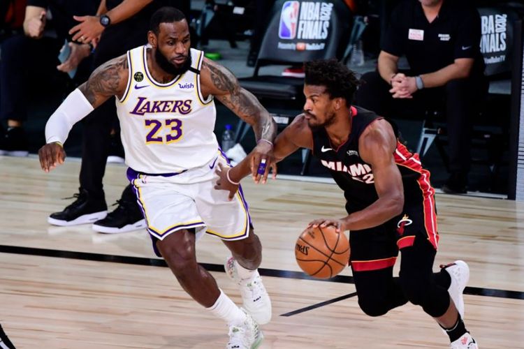 LeBron James dan Jimmy Butler berebut bola dalam laga gim ketiga final NBA 2019-2020 Los Angeles Lakers vs Miami Heat yang digelar di AdventHealth Arena, Orlando, Minggu (4/10/2020) malam waktu setempat