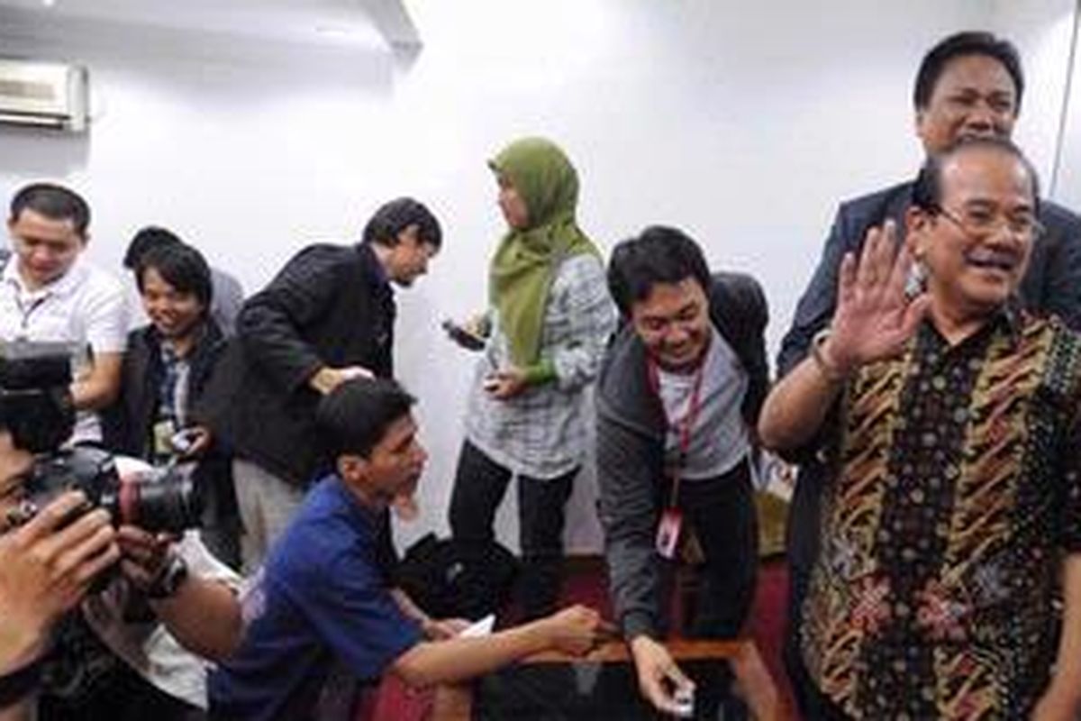 Tersangka dugaan korupsi proyek pengadaan Al Quran di Kementerian Agama senilai Rp 35 miliar, Zulkarnaen Djabar (kanan depan) memberikan keterangan kepada wartawan terkait kasus yang membelitnya di Kompleks Parlemen, Senayan, Jakarta, Senin (2/7/2012). Anggota Komisi VIII yang juga anggota Badan Anggaran DPR dari Fraksi Partai Golkar tersebut siap diperiksa Komisi Pemberantasan Korupsi.  