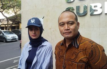 Mantan istri Rizal Djibran (bertopi) bersama kuasa hukumnya, Tris Harijanto ditemui di Ditreskrimum Polda Metro Jaya, Selasa (3/10/2023). 