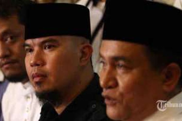 Bakal calon gubernur DKI Jakarta yang juga Ketua Umum PBB Yusril Ihza Mahendra (kanan) bersama musisi Ahmad Dhani (kiri) saat menggelar pertemuan politik di kediaman Dhani di Jakarta, Jumat (4/3/2016). Dalam pertemuan tersebut, keduanya membicarakan persiapan dalam pencalonan serta mengaku akan saling mendukung di Pilgub 2017 mendatang.