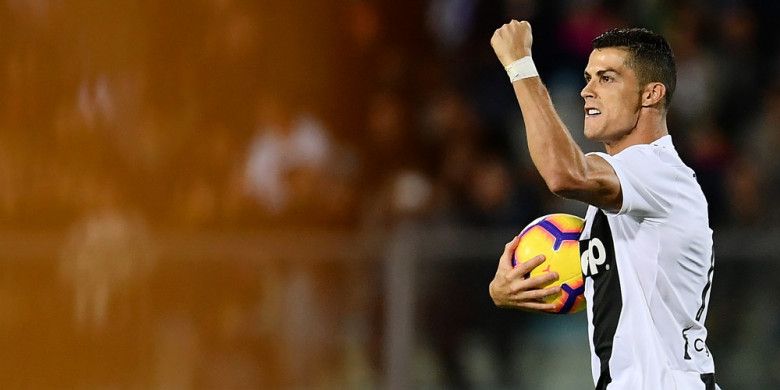 Selebrasi penyerang Juventus, Cristiano Ronaldo, setelah berhasil mencetak gol ke gawang Empoli melalui eksekusi penalti dalam pertandingan Liga Italia 2018-2019 di Stadio Carlo Castellani, Empoli, Italia, pada Sabtu (27/10/2018).