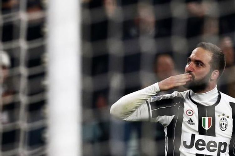 Ekspresi penyerang Juventus, Gonzalo Higuian, setelah mencetak gol ke gawang Napoli pada pertandingan semifinal pertama Coppa Italia di Juventus Stadium, 28 Februari 2017.  